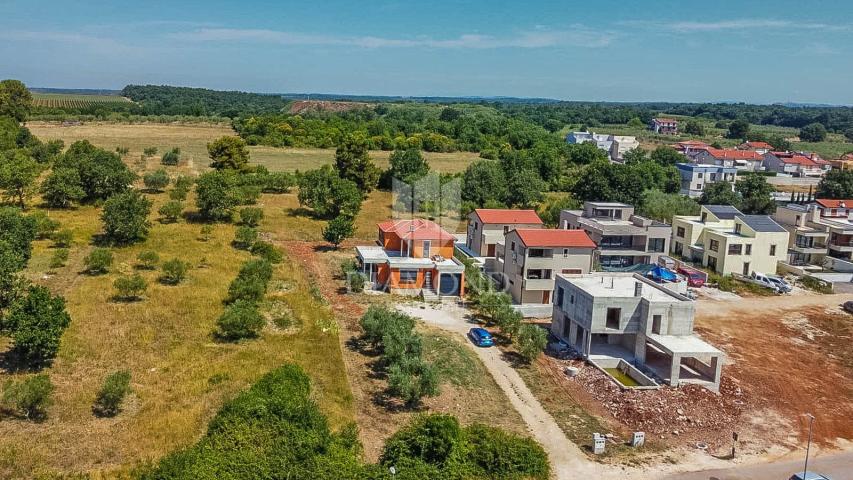 Novigrad! Samostojeća kuća sa 2 stana i 1.470 m2 okućnice!