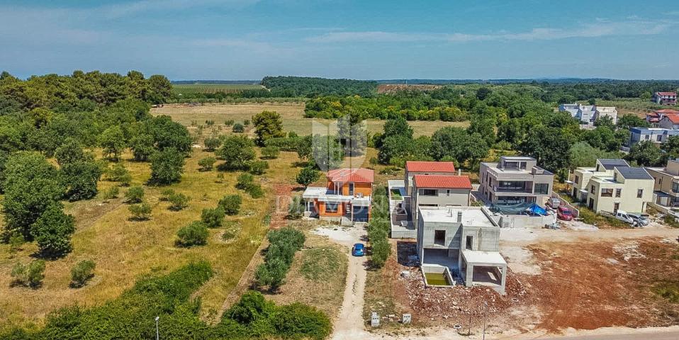 Novigrad! Samostojeća kuća sa 2 stana i 1.470 m2 okućnice!