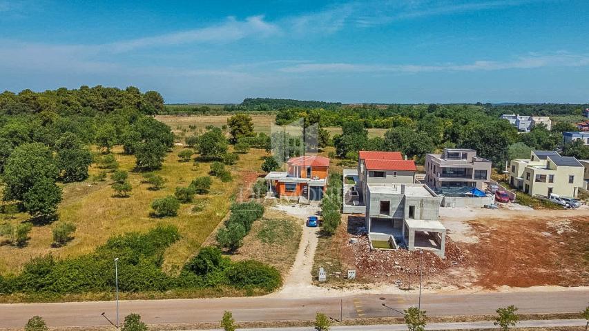 Novigrad! Samostojeća kuća sa 2 stana i 1.470 m2 okućnice!