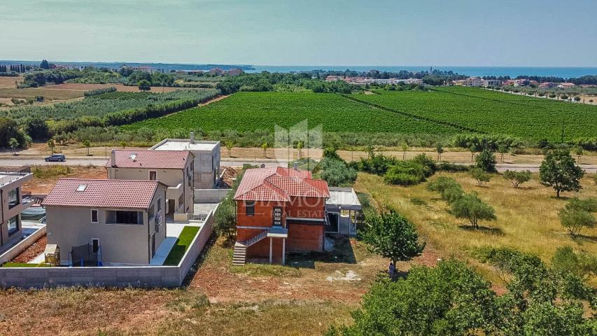 Novigrad! Samostojeća kuća sa 2 stana i 1.470 m2 okućnice!