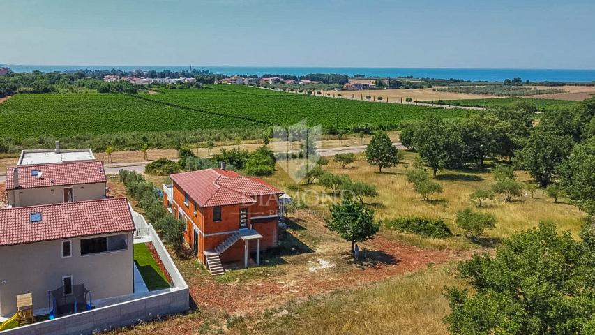 Novigrad! Samostojeća kuća sa 2 stana i 1.470 m2 okućnice!