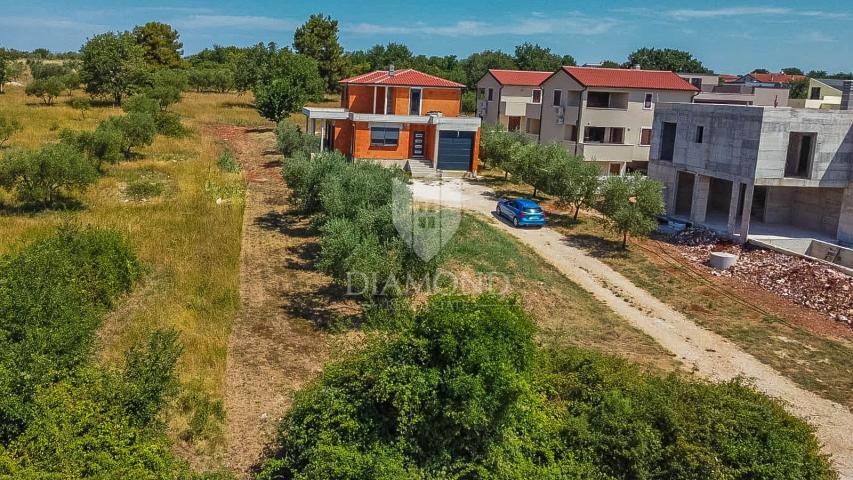 Novigrad! Samostojeća kuća sa 2 stana i 1.470 m2 okućnice!