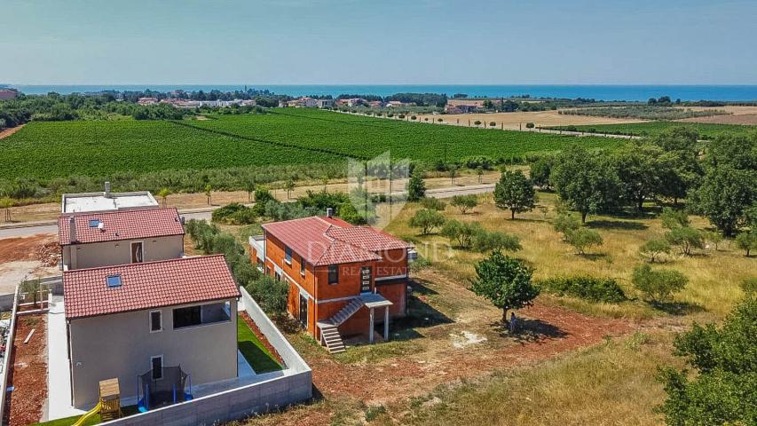 Novigrad! Samostojeća kuća sa 2 stana i 1.470 m2 okućnice!