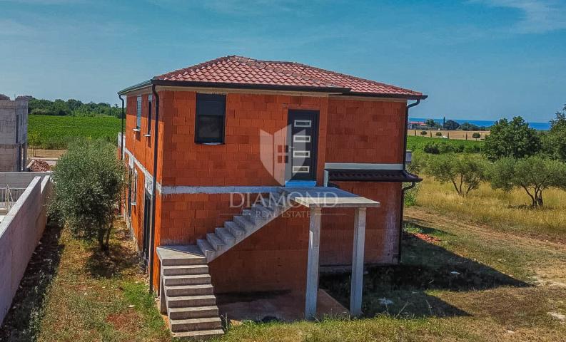Novigrad! Samostojeća kuća sa 2 stana i 1.470 m2 okućnice!
