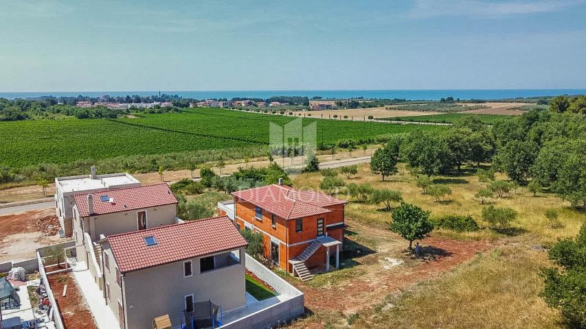 Novigrad! Samostojeća kuća sa 2 stana i 1.470 m2 okućnice!