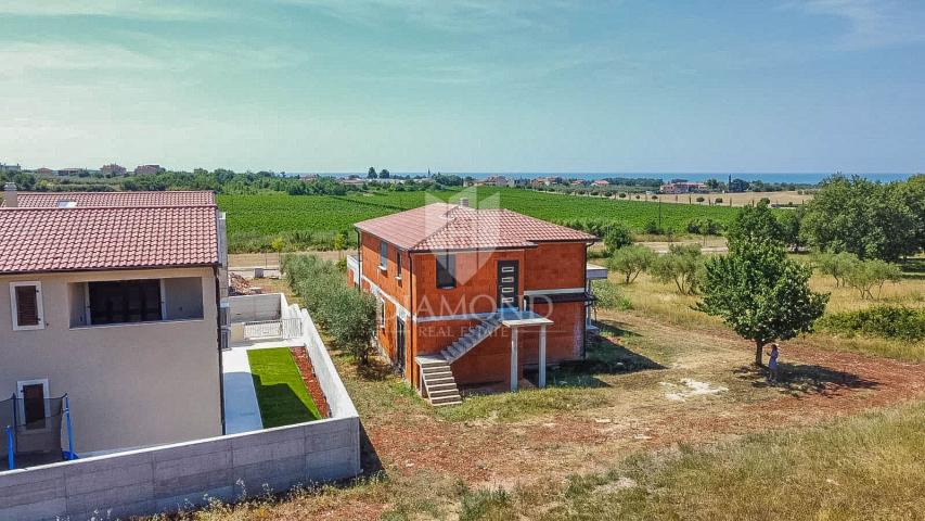 Novigrad! Samostojeća kuća sa 2 stana i 1.470 m2 okućnice!