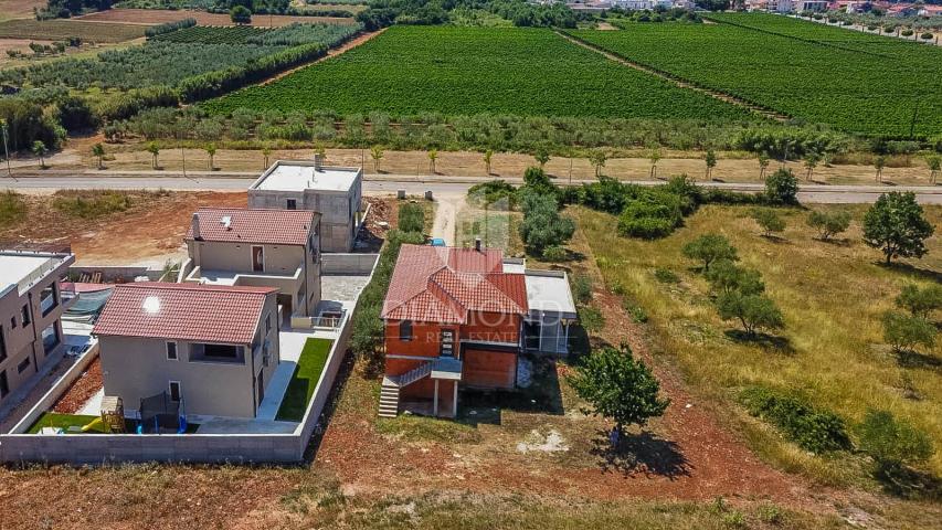 Novigrad! Samostojeća kuća sa 2 stana i 1.470 m2 okućnice!