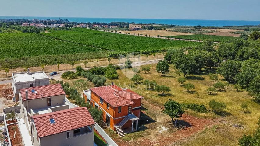 Novigrad! Samostojeća kuća sa 2 stana i 1.470 m2 okućnice!