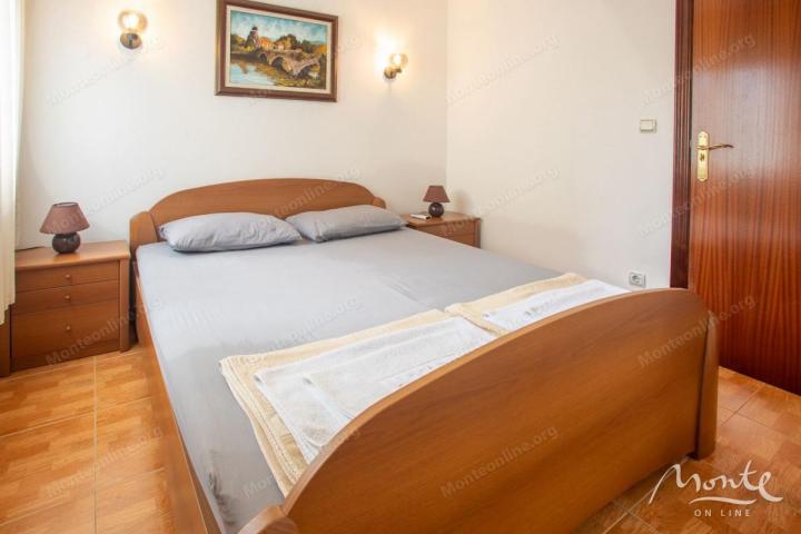 Prostran apartman sa 2 spavaće sobe i dvije terase u centru Budve