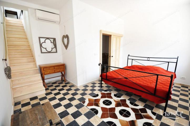 Funkcionalni apart-hotel sa bazenom i pogledom na more u Risnu