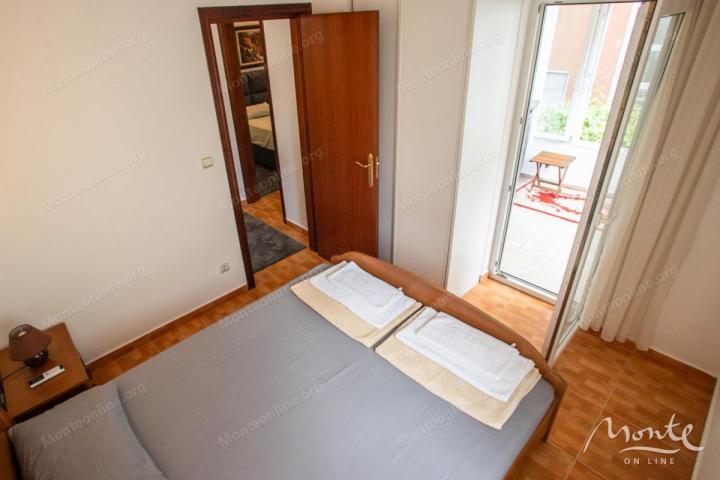 Prostran apartman sa 2 spavaće sobe i dvije terase u centru Budve