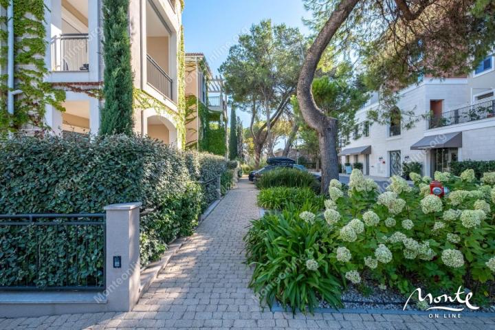 Elegantni apartman sa jednom spavaćom sobom u srcu Luštica Bay Centrale