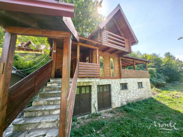 Jedinstveni kompleks od dvije kuće sa garažom i rekreacijskim prostorom pored rijeke, Kolašin
