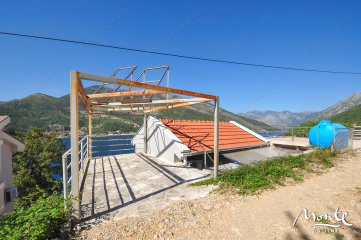 Porodična trospratna kuća sa garažom i pogledom na zaliv u Lepetanima, Tivat