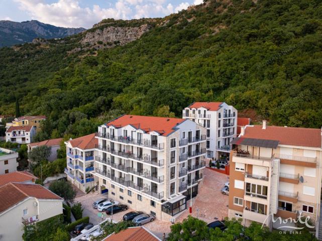 Novi apartmani u modernom stambenom kompleksu sa bazenom u Budvi
