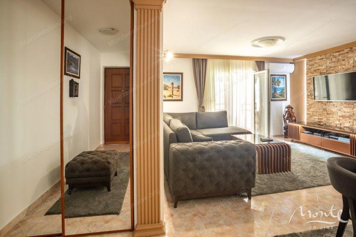 Prostran apartman sa 2 spavaće sobe i dvije terase u centru Budve