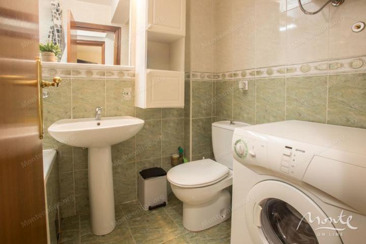 Prostran apartman sa 2 spavaće sobe i dvije terase u centru Budve