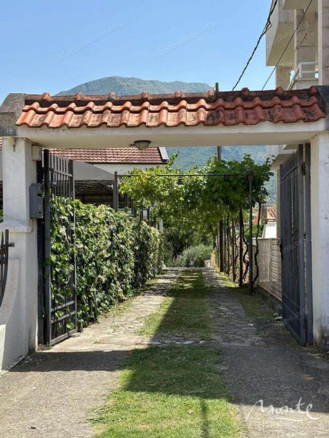 Prostrana porodična kuća sa bazenom u Baru