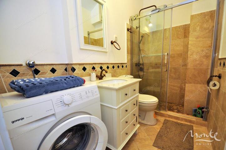 Funkcionalni apart-hotel sa bazenom i pogledom na more u Risnu