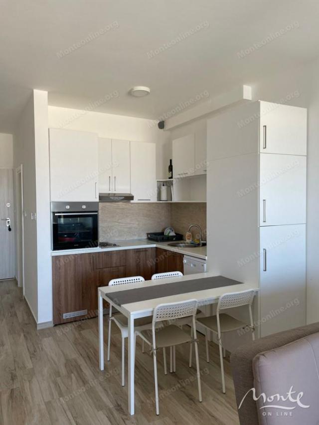 Moderan studio apartman pored mora u kompleksu sa bazenom i privatnom plažom u Dobroj Vodi