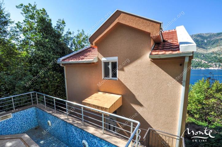 Prostrana kuća sa bazenom i panoramskim pogledom na more u Tivtu (Lepetane)