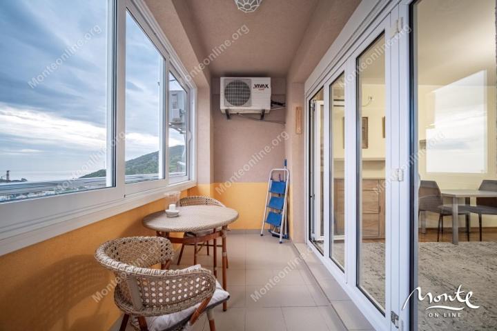 Udoban dvosoban stan s pogledom na more u Bečićima