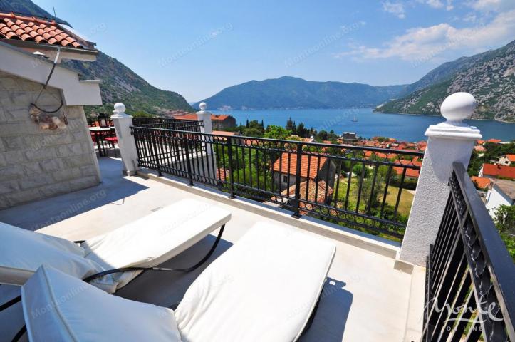 Funkcionalni apart-hotel sa bazenom i pogledom na more u Risnu