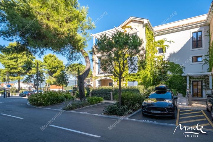 Elegantni apartman sa jednom spavaćom sobom u srcu Luštica Bay Centrale
