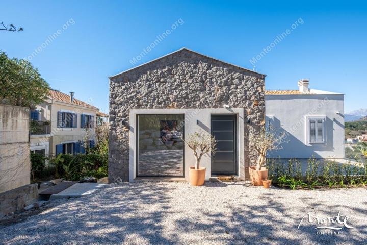 Moderna dizajnerska vila s bazenom u Tivtu, Kavač