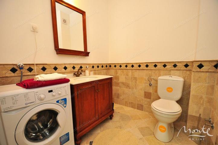 Funkcionalni apart-hotel sa bazenom i pogledom na more u Risnu