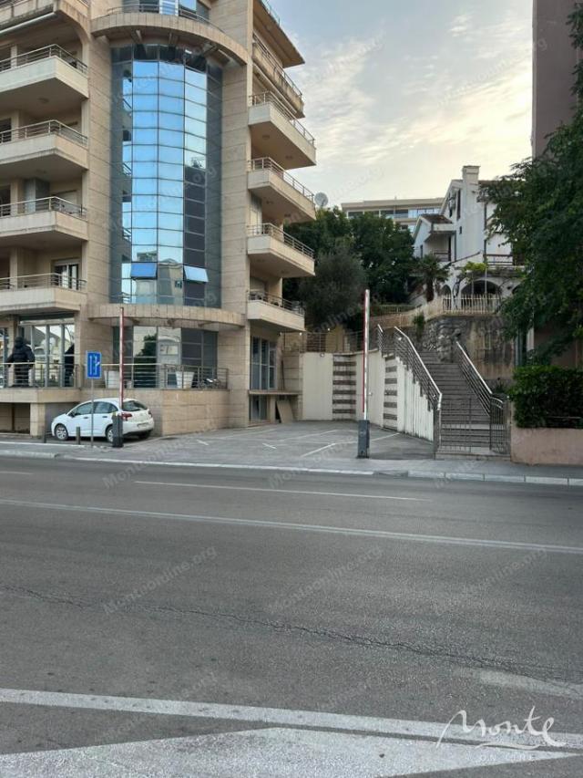 Dvosoban stan na odličnoj lokaciji u Bečićima