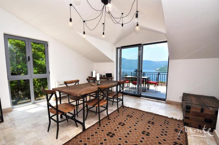 Funkcionalni apart-hotel sa bazenom i pogledom na more u Risnu