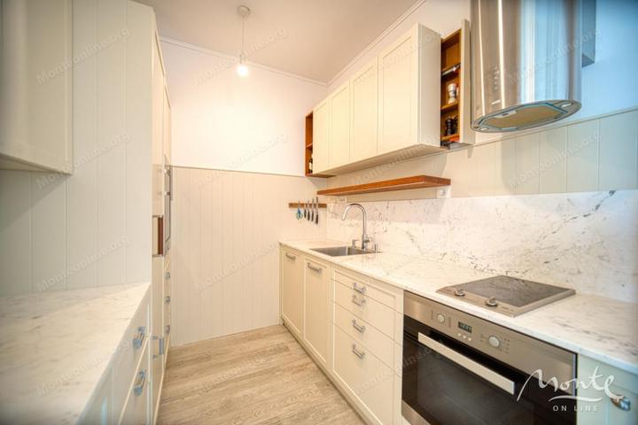 Apartman sa 2 spavaće sobe, pogledom na more i vrtom u Marina Villageu, Luštica Bay