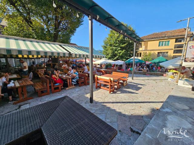 Funkcionalni restoran sa velikom terasom u centru Risna