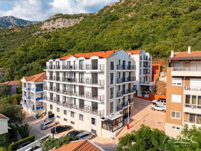 Novi apartmani u modernom stambenom kompleksu sa bazenom u Budvi