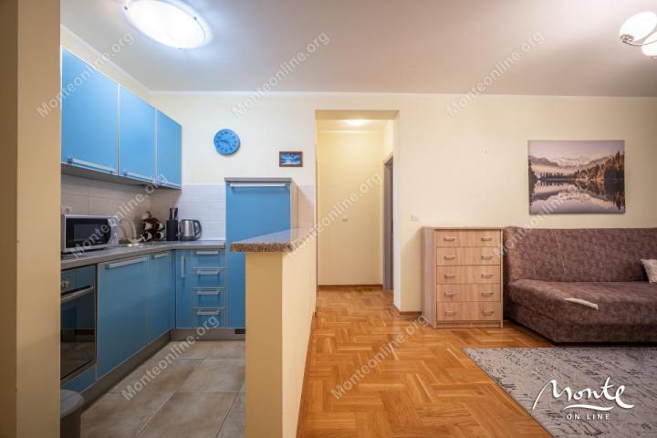 Udoban dvosoban stan s pogledom na more u Bečićima