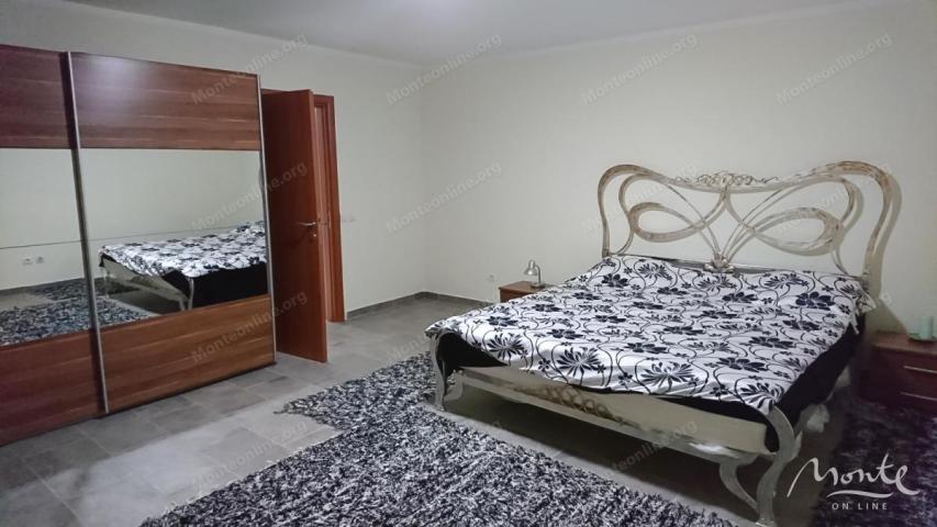 Prostrana vila na 3 sprata sa vrtom, bazenom i pogledom na more u Utehi, Bar