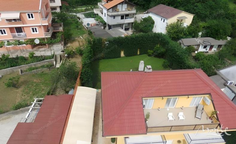 Prekrasna kuća sa velikom parcelom u mirnom dijelu Lastve Grbaljske