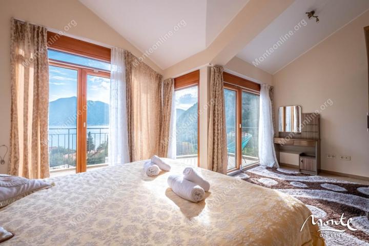 Dvospratni dupleks sa panoramskim pogledom u Orahovcu