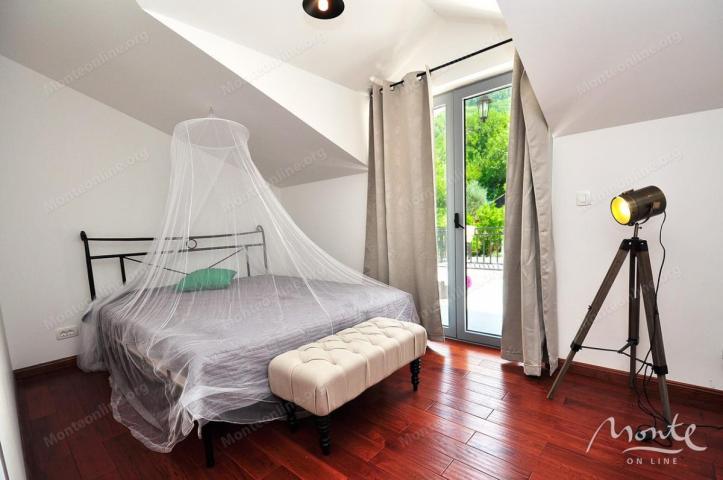 Funkcionalni apart-hotel sa bazenom i pogledom na more u Risnu