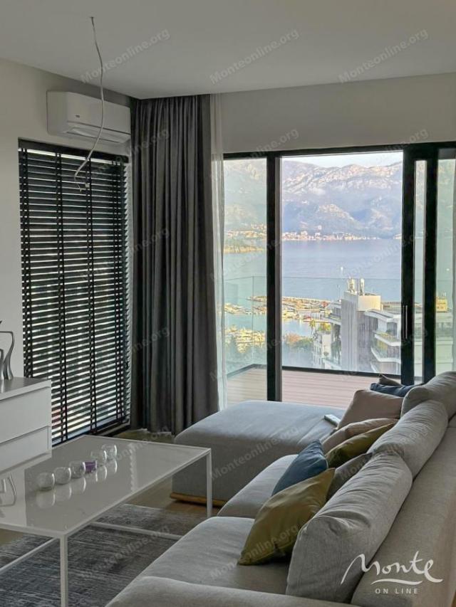 Penthouse u luksuznom kompleksu sa bazenom, Budva