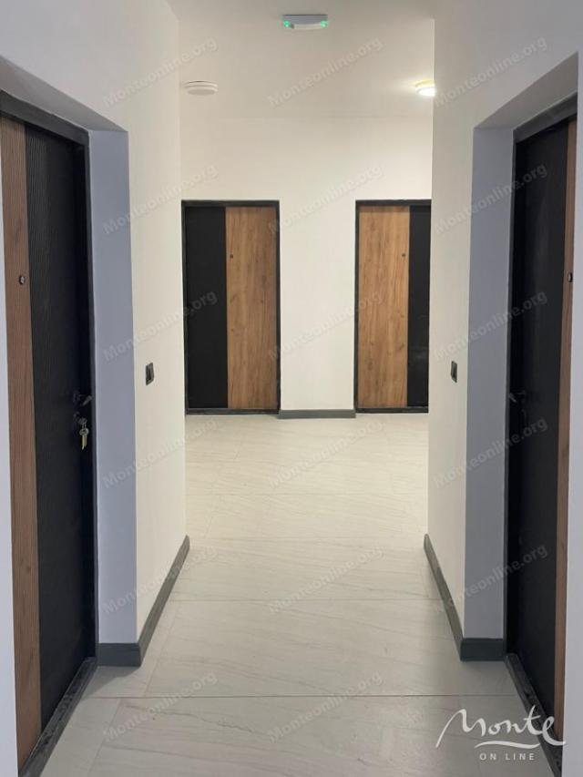 Studio u kompleksu sa bazenom, 150 metara od mora, Kumbor