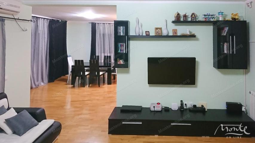 Prostrana vila na 3 sprata sa vrtom, bazenom i pogledom na more u Utehi, Bar
