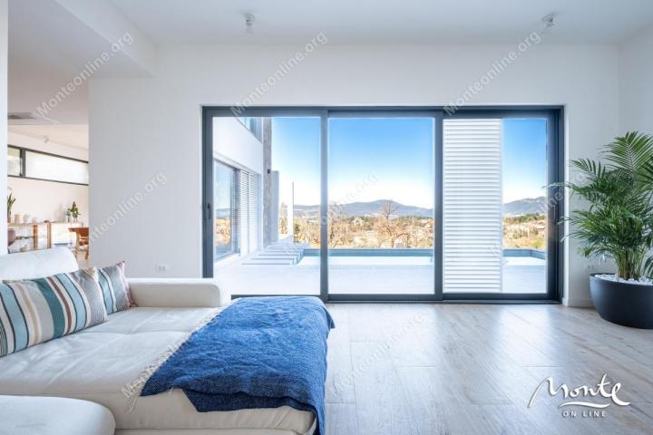 Moderna dizajnerska vila s bazenom u Tivtu, Kavač