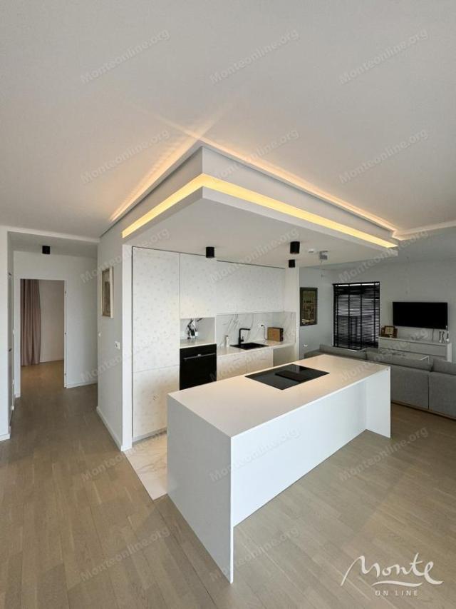 Penthouse u luksuznom kompleksu sa bazenom, Budva