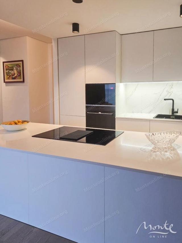 Penthouse u luksuznom kompleksu sa bazenom, Budva