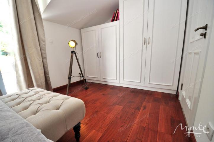 Funkcionalni apart-hotel sa bazenom i pogledom na more u Risnu