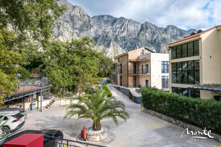 Dvospratni dupleks sa panoramskim pogledom u Orahovcu