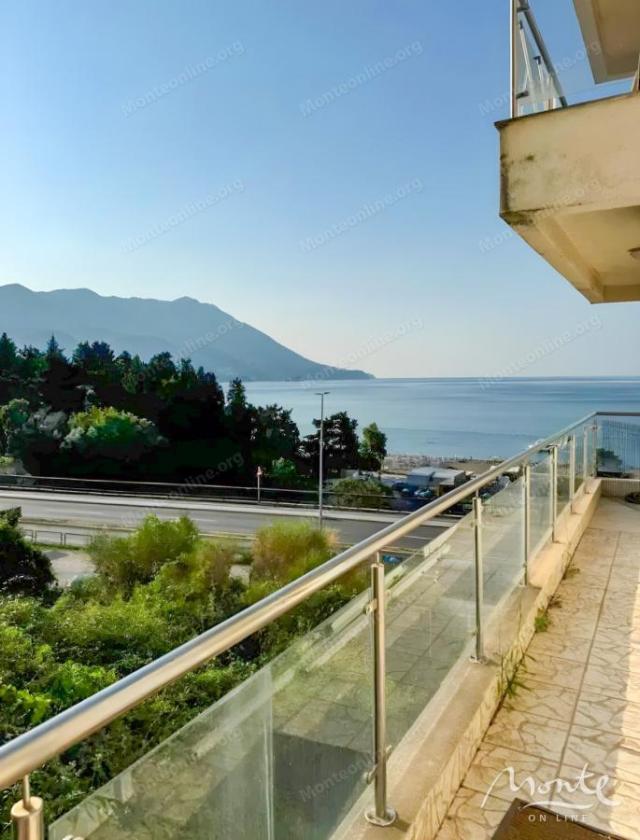Cijeli sprat stambene zgrade sa 5 stanova i terasama s pogledom na more u Bečićima