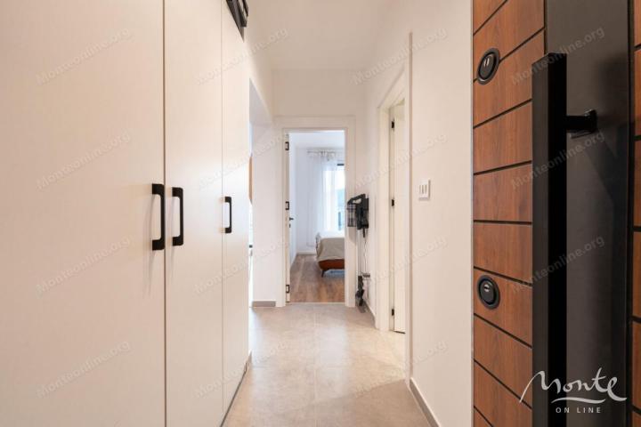 Novi apartmani u modernom stambenom kompleksu sa bazenom u Budvi